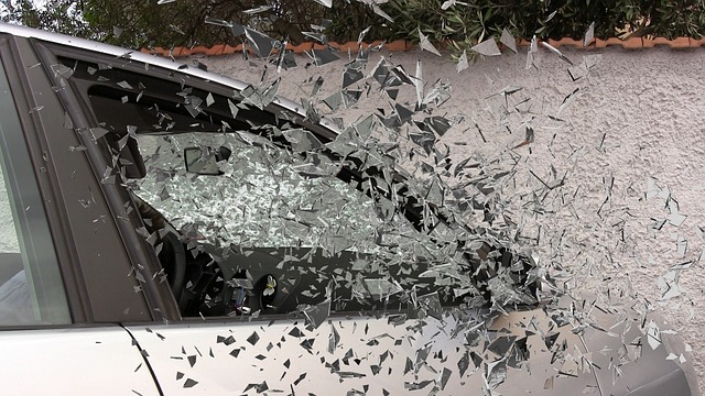 rozbité sklo u auta